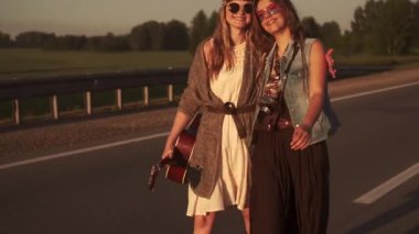 Kızlar eğleniyor yolda. konuşmak kız elbise hippi gülümseme ve eğlenceli
