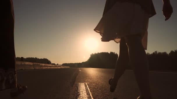 Dvě dívky při chůzi na silnici za svítání — Stock video