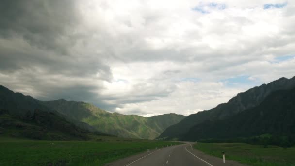 Panorama des montagnes et un chemin de terre dans le domaine — Video