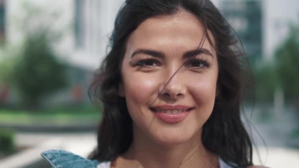 Närbild porträtt av en vacker ung flicka. Vackra kaukasiska brunett kvinna skratta. slowmotion — Stockvideo