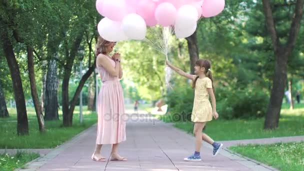 Küçük kız anne bir sürü balon doğum günü için verir — Stok video