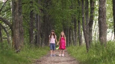 iki küçük el ele tutuşarak ve sarılma kız kardeş. Çocuk dostluk