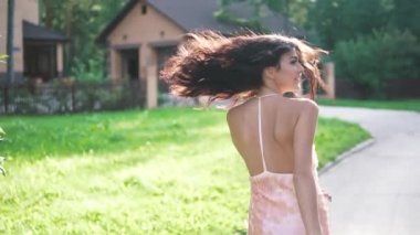 Akşam elbiseli bir kız portresi. Genç bir kadın, dikkatsizce cadde boyunca yürür