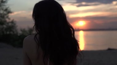 zarif kız kamera ve saçları rüzgarda çırpınan döner