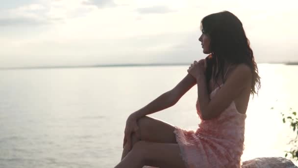 Dívka v šatech koktejl na pláži při západu slunce — Stock video