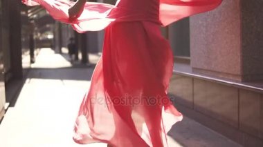 Güzel kız oryantal görünümü kameraya poz ile... güzel bir gece elbisesi kız. Rüzgarda çırpınan bez. ağır çekim