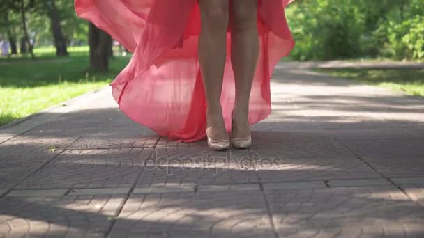 Sexiga kvinnliga ben i höga klackar närbild. en ung flicka i en klänning som vajade i vinden. Slow motion — Stockvideo