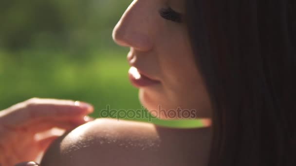 Retrato close-up sensual de uma menina com aparência oriental — Vídeo de Stock