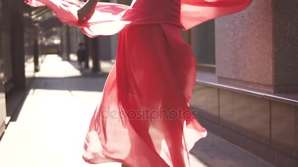 Hermosa chica con aspecto oriental posando en la cámara.. chica en un hermoso vestido de noche. Paño revoloteando en el viento. cámara lenta — Vídeo de stock