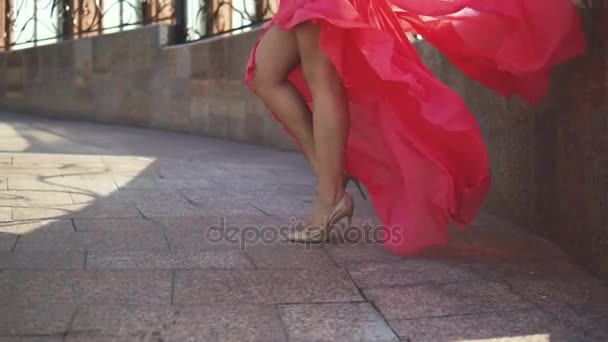 性感女性双腿的高跟鞋。女孩的晚礼服走在街上。布在风中飘扬 — 图库视频影像