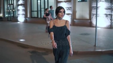 zarif kız şehrin içinden gidiyor. akşam makyaj, dumanlı gözler. genç güzel kadın portresi. ağır çekim