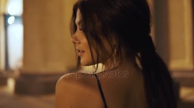 gece şehrin genç çekici kız portresi. Arkadan Görünüm. ağır çekim