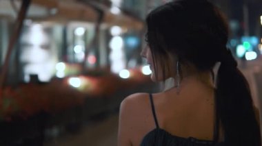 gece şehrin genç çekici kız portresi. Arkadan Görünüm. ağır çekim