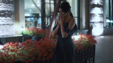 mutlu kız yaz gece şehir bir gezinti hoşlanır. ağır çekim