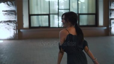 kaygısız kız gece şehir yürüyüş. ağır çekim