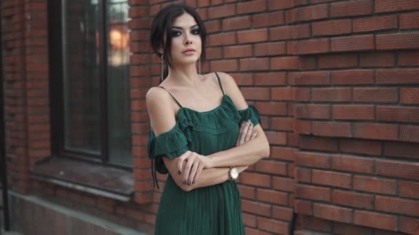 starie-zhenshini-i-molodaya-devushka