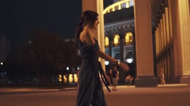 zarif kız şehrin içinden gidiyor. akşam makyaj, dumanlı gözler. genç güzel kadın portresi.