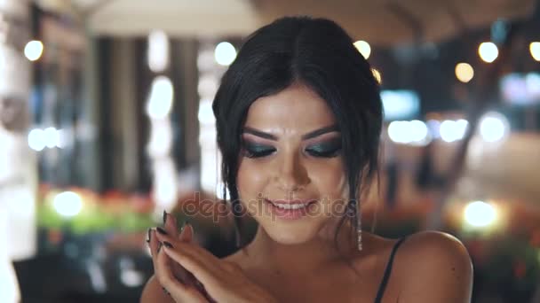 Elegant girl goes through the city. evening makeup, smoky eyes. portrait of young beautiful woman. — Stock Video