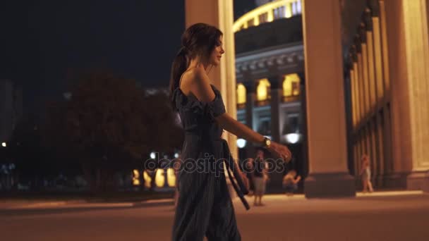 Chica elegante pasa por la ciudad. maquillaje de noche, ojos humeantes. retrato de mujer hermosa joven . — Vídeos de Stock