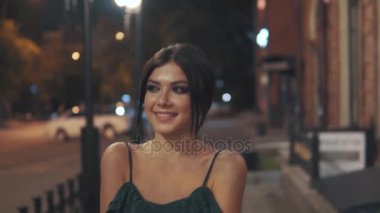 kız evine bir tarihten sonra döner. güzel zarif kız gece şehirde yürüyüş