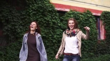 çevresinde goofing ve having fun iki Kızıl saçlı kız arkadaşım. Çiller ile genç kızlar. ağır çekim