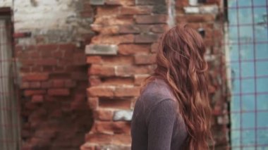 güzel bir kızıl saçlı kız closeup portresi. rüzgarda çırpınan saç. gizemli gözlü kız. ağır çekim