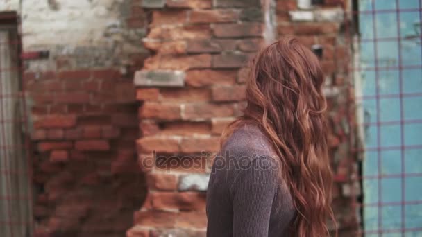Closeup portret van een mooie roodharige meisje. haren wapperen in de wind. meisje met mysterieuze ogen. Slow motion — Stockvideo
