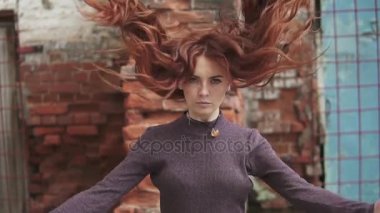 Kızıl saçlı kız saç atar. Çiller ile güzel kız portresi. ağır çekim