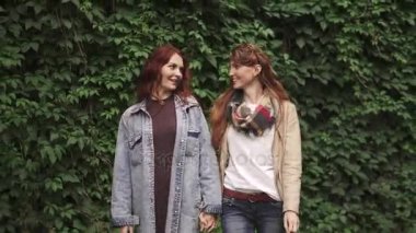 Kız şehirde yürüyüş ve elele. En yakın arkadaşlarım birlikte. 20'li