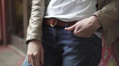 gizemli gözlü kız. arka planda rahat kıyafetler içinde bir kızıl saçlı kız portre portre renkli duvarlar. genç kız hippi. 20'li