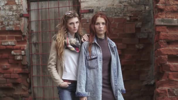 Креативний портрет двох друзів на тлі зруйнованих будівель . — стокове відео
