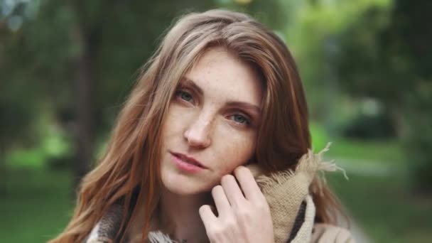 Sensual retrato de cerca de la hermosa chica pelirroja en un parque de verano. 20s — Vídeos de Stock