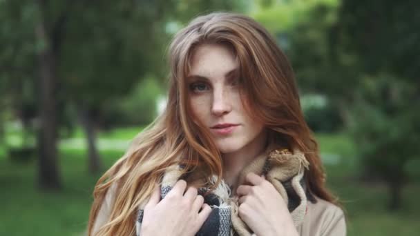 Portrait of an attractive redhead with lots of freckles on the face. 20s — Stock Video