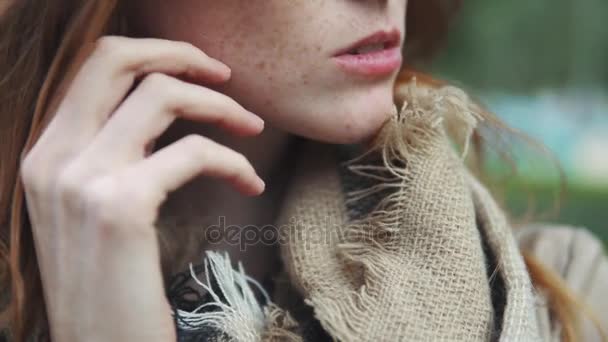 Portrait d'une jolie rousse avec beaucoup de taches de rousseur sur le visage. 20 ans — Video