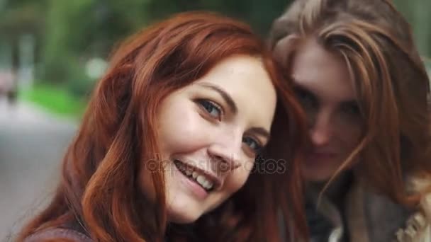 Redhead Friends tomando selfie con un teléfono inteligente y haciendo caras y diversión. 20s — Vídeos de Stock