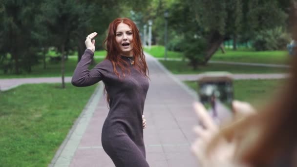 Redhead Friends tomando selfie con un teléfono inteligente y haciendo caras y diversión. 20s — Vídeos de Stock