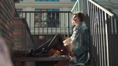 Bir buket çiçek ile portre çekici bir genç kız. Şehir arka plan üzerinde genç kadın