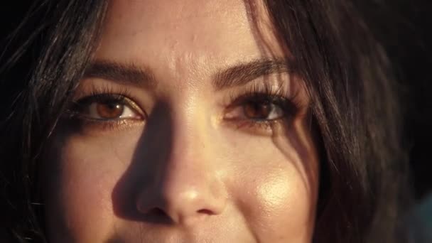 Макропортрет красивой молодой женщины с карими глазами на открытом воздухе — стоковое видео