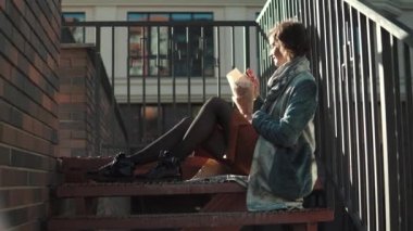 genç kadın bir buket çiçek ile. arka planda, modern mimarinin kız