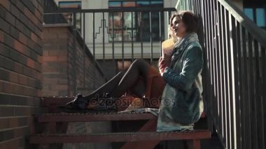 genç kadın bir buket çiçek ile. arka planda, modern mimarinin kız