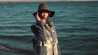 Şapkanı ve Paltonu sonbahar deniz arka plan üzerinde sevimli sevimli kadın portresi