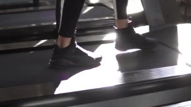 koşu bandı closeup kadın bacaklarına. bir koşu bandı üzerinde spor ayakkabı kız. spor salonunda kardiyo egzersizleri