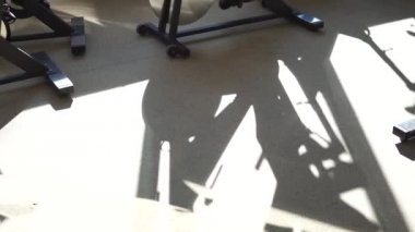 spor salonunda bir egzersiz bisikleti üzerinde bir şekil silüeti