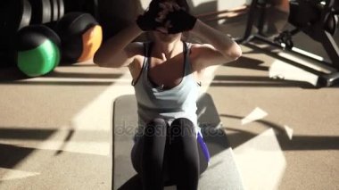spor salonunda karın egzersiz genç kadın. çekici kız atlet egzersizleri iş karın, basın sallar üzerinde meşgul