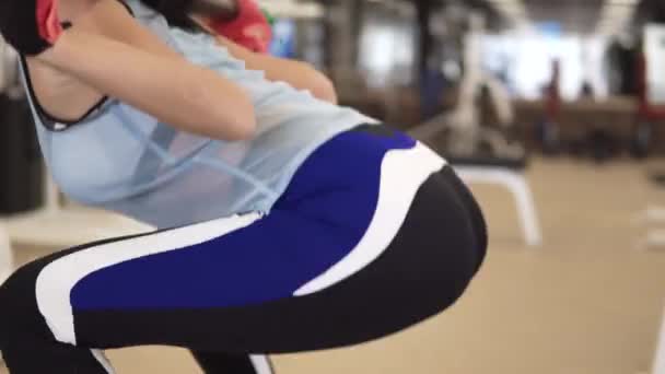 Bunda menina fazendo agachamentos no o ginásio — Vídeo de Stock