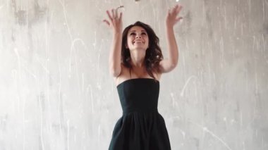neşeli kaygısız kız şeker ve kahkaha atıyor. Partideki kız. siyah elbiseli çekici genç kadın. dumanlı gözler kızla... ağır çekim