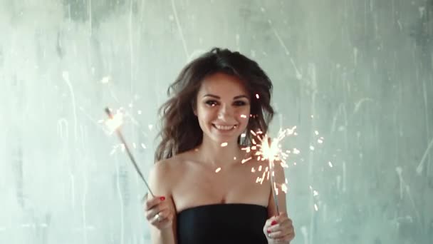 Menina bonito se divertindo segurando os sparklers. jovem mulher atraente feliz acenando sparklers. câmara lenta — Vídeo de Stock