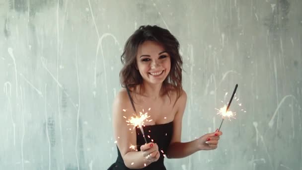 Menina bonito com sparklers na mão. o clima de férias. câmara lenta — Vídeo de Stock