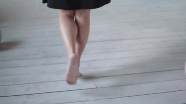 siyah elbiseli güzel genç kadın portresi. gülümseyen ve kameraya bakarak akşam makyajlı kız