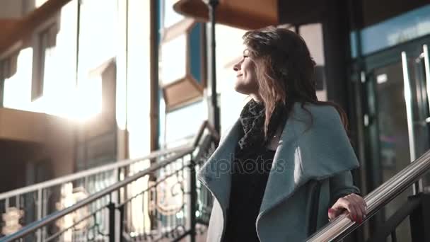 Bir modern mimari arka plan paltolu bir iş kadın portresi — Stok video
